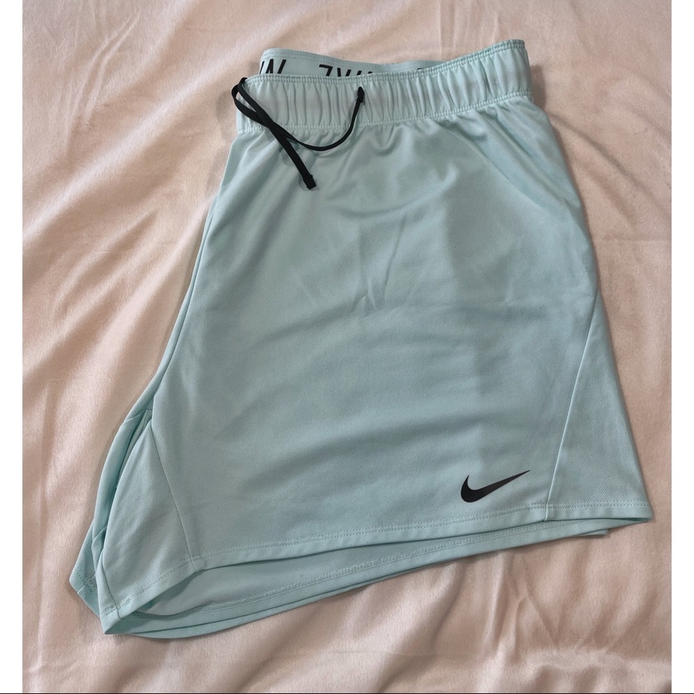 Like New women’s Nike shorts